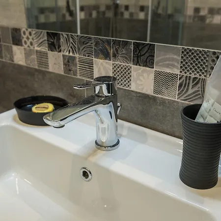 Elegance לינה וארוחת בוקר 4*