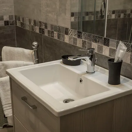 Elegance לינה וארוחת בוקר 4*