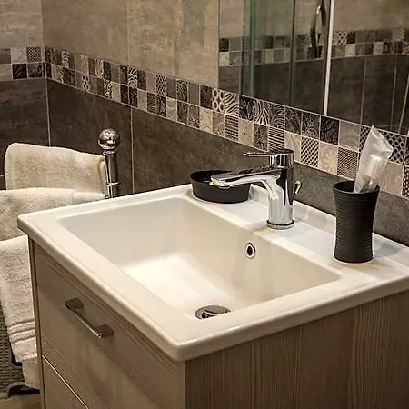 Elegance Bed and Breakfast 4*