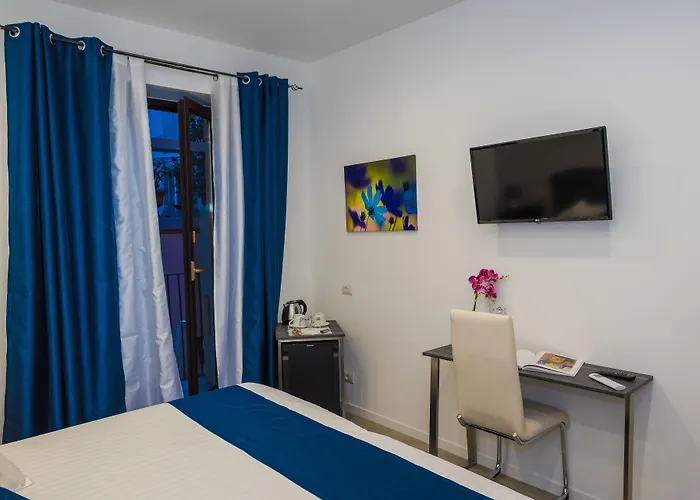 Elegance Bed and Breakfast 4*